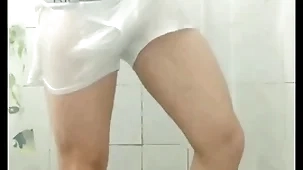 Mr. grey tomando banho de cueca branca