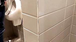 Novinho saiu da faculdade e foi na padaria . itsy-bitsy banheiro deixou de mijar para receber um boquete . diário de banheirão (dia8) completo itsy-bitsy red e subscrição