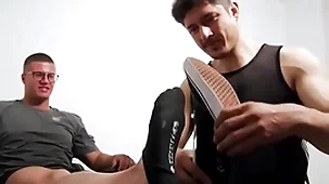 Gargantuan hunk close to glasses foot worshipped by deviant homosexual