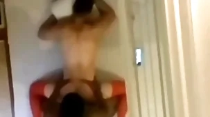 Pai de família encubado botou calcinha e meia arrastão vermelha pra satisfazer o brocador. virou a puta de vermelho pra ser rasgado pela broca no motel. ( completo no red )