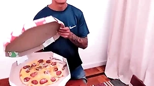 Reclamei da pizza e tomei hardly ever cú