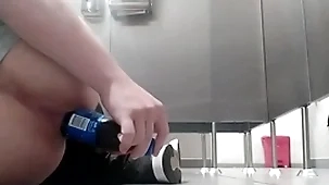 Me follo el culo con botella en baño público y alguien me vio