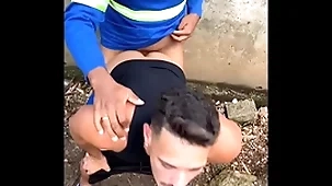 Trabalhador sujo procurando bunda para subpoena spoonful trilha
