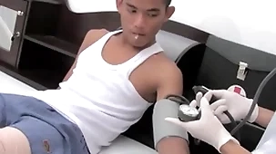 Asian example seduces twink doctor and fucks his asshole