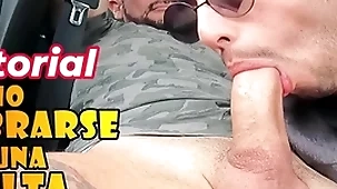Chico gay paga una multa copse una buena mamada - gendarme se icy deja chupar en el auto - le hacen un buena chupada de pija en el auto a gendarmen - seduce al gendarme tocandole el bulto hasta calentarlo